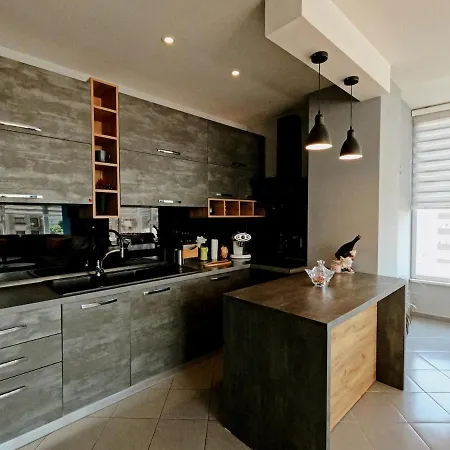 Sunny Skyline Apartment *