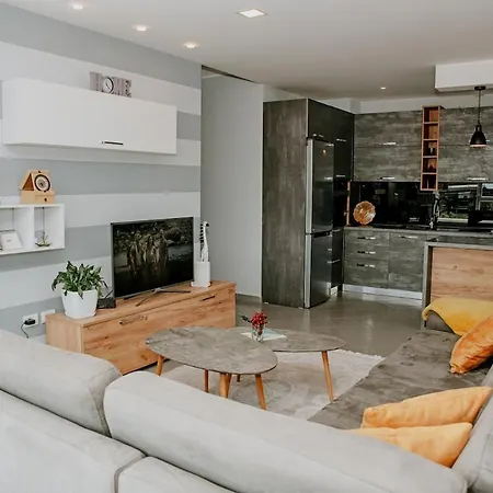 Sunny Skyline Apartment *